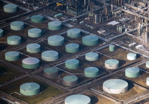 Rekordowe uwolnienie rezerw ropy przez państwa MAE osłabiło wzrost jej ceny