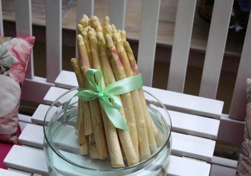 Nawet 90 zł za godzinę za zbiór szparagów w Niemczech. Haczyk? Jest ich mnóstwo!