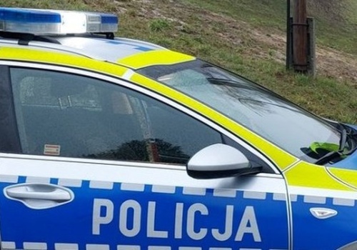 Auto uderzyło w znak i wjechało do rowu – do zdarzenia doszło w Łyskorni w gminie Biała