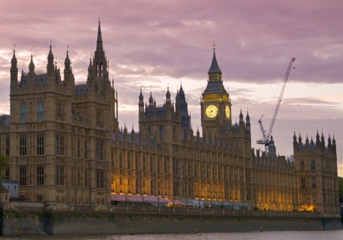 Brytyjski spór o zakaz social mediów