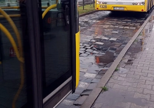 Nawierzchnia na zatokach autobusowych jest w kiepskim stanie. MZUiM zabiera się za przystanki