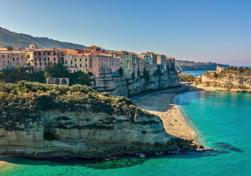 Tanie loty, dużo słońca i piękne widoki. Wielkanoc w Kalabrii - wiosenna podróż, która zachwyci każdego