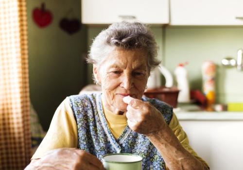 Seniorzy powinni jeść te owoce. Zbijają cukier, wzmacniają kości i dbają o zdrowie serca