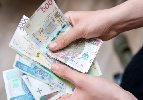 1300 zł miesięcznie dla każdego Polaka, 800 plus do likwidacji. Ministerstwo ujawniło koszty