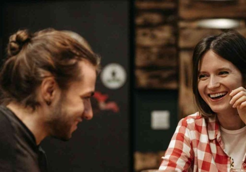 Czemu jedni lubią żarty, a inni milczą? To nie kwestia charakteru