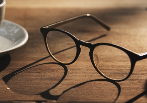 Zauszniki do okularów — jak dopasować, wymienić i gdzie kupić?