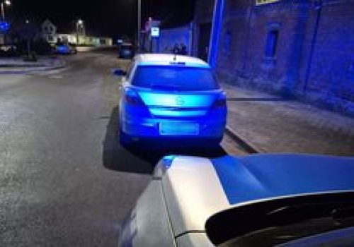 Zamienił się miejscami z niewidzialnym kolegą. Miał swoje powody