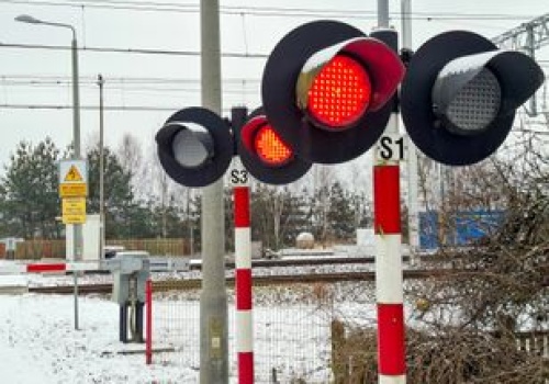 Staranował szlabany na przejeździe ciężarówką. Tak się tłumaczył