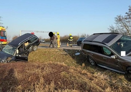 Zderzenie dwóch pojazdów na DK24, poszkodowany mężczyzna został przewieziony do szpitala