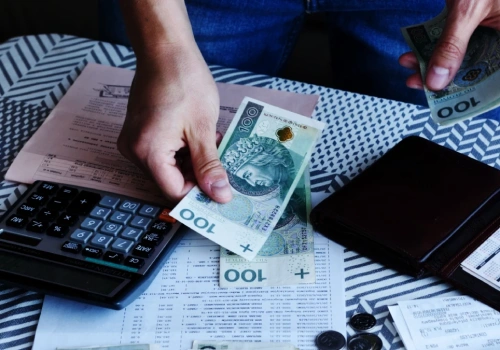 Koniec obniżek stóp procentowych. Iran budzi inflację w Polsce