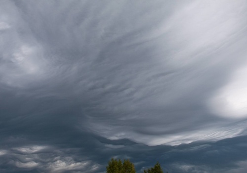 Chmury burzowe zbierają się nad Polską. W tych regionach może dziś zagrzmieć