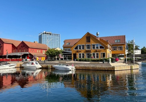 Pędzą tu na krótki urlop. Plaża z palmami w centrum miasta. Mieszanka atrakcji dla każdego