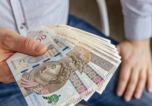 Gotówka nie tylko do skarpety. Tak oszczędzają Polacy