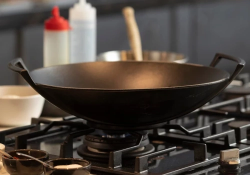 Nasącz ręcznik i połóż na ruszcie kuchenki. Tłuszcz zniknie w kilka minut