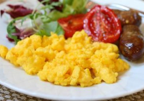 Najlepsi szefowie kuchni tak robią. Dlatego jajecznica jest idealnie kremowa i aksamitna