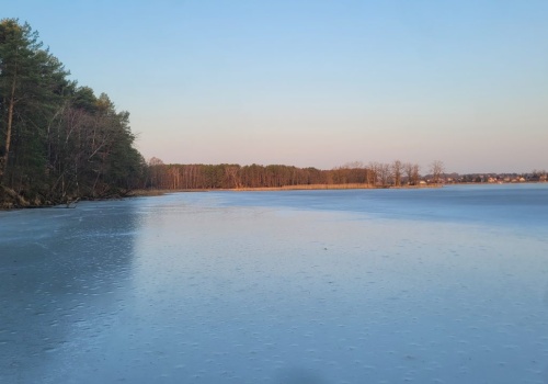 Lublin: lód na Zalewie Zemborzyckim wciąż ma kilkanaście centymetrów, ale może być bardzo niebezpieczny
