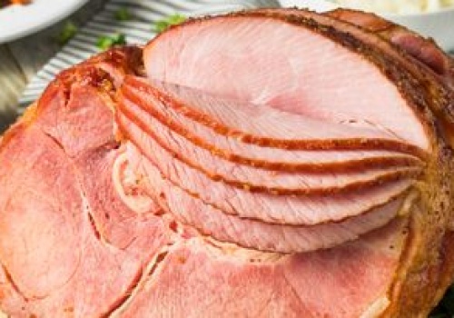 Wrzuć do wody przyprawy i mięso. Wyjmiesz pyszną, miękką i soczystą szynkę