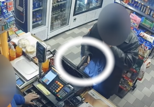 Groził przedmiotem wyglądającym jak broń. Wszystko nagrały kamery