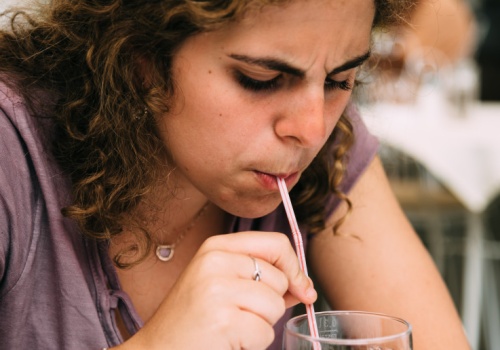 Najgorszy wybór, a pijemy na potęgę. Dewastuje mózg i jelita