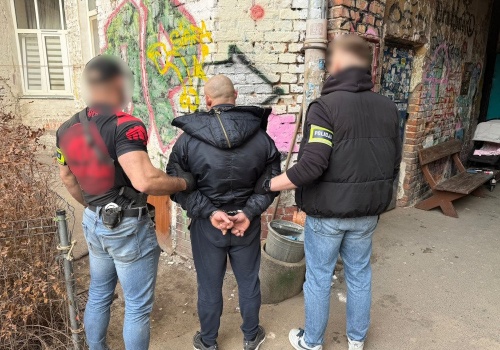 Skuteczna akcja na Pradze-Północ. Ponad pół kilograma narkotyków w piwnicznym oknie