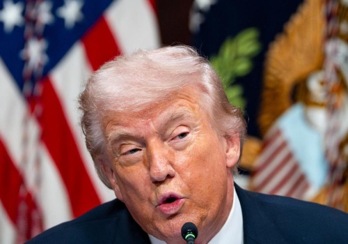 Ropa po 100 USD uderza w plany Trumpa. Wybory w USA mogą wymusić koniec wojny z Iranem