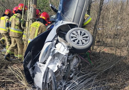 Volkswagen wbił się w drzewo. Dwie osoby ciężko ranne w wypadku