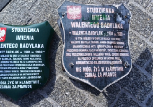 IPN sfinansował nowe tablice na studzience Walentego Badylaka w Krakowie
