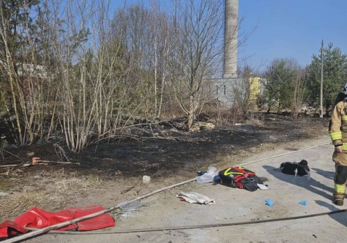 Palący się mężczyzna leżał w trawie. W akcji straż pożarna oraz śmigłowiec LPR