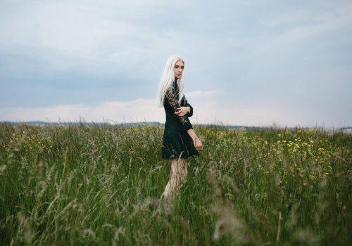 Co zdradza osoby, które wyglądają na pewne siebie, ale tak naprawdę są bardzo nieśmiałe? 2 zachowania