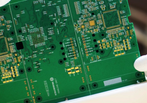 Niedobory materiałów i boom na AI wydłużają czas dostaw PCB