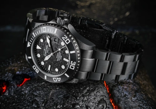 Davosa Ternos Professional Black Rock. Czarny „diver” z tarczą niczym zastygła lawa