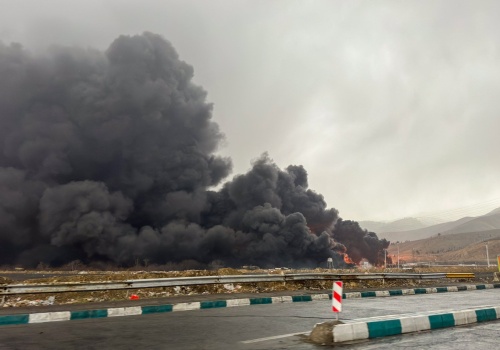 „Czarne deszcze” w Iranie po nalotach. WHO ostrzega przed zagrożeniem