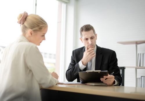 Informowanie szefa o swoich dolegliwościach i samopoczuciu to nie oznaka słabości