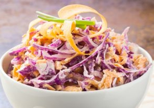 Surówka z dwóch rodzajów kapusty. Idealny dodatek do mięsa i ryby