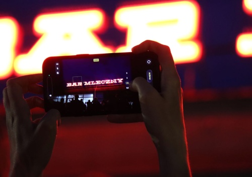 Tak wyglądał powrót kultowego neonu. „Bar Mleczny” znów świeci w Nowej Hucie