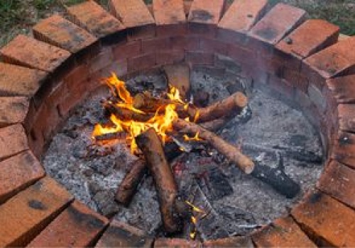 Rozpalanie ogniska na swojej działce. Oto co mówi prawo