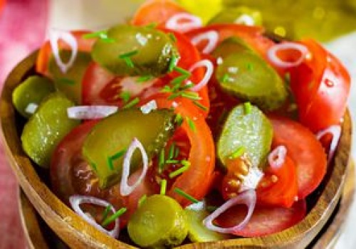 Ta sałatka to hit do obiadu w moim domu. Nie tylko smak, ale i domowe probiotyki dla jelit