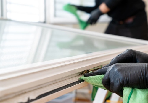 Wiele osób nie czyści tak ram okiennych. A wystarczy kilka składników z kuchni