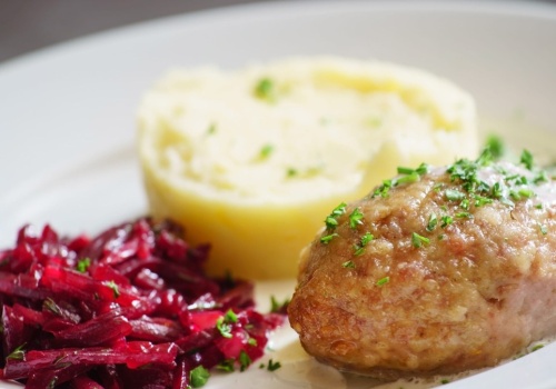 Delikatne kotlety mielone z sałatką z buraczków, czyli obiad jak u mamy