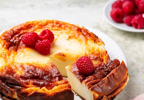 Lekki jak chmurska jogurtowiec z malinami. Sernik, który robi się... sam