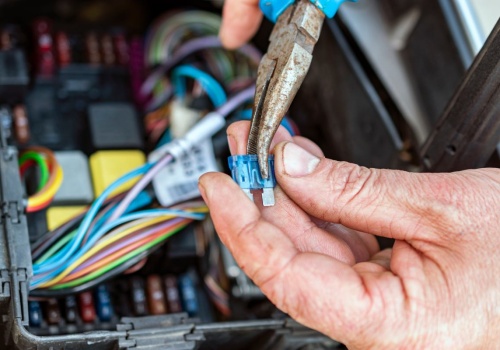 Bezpiecznik w aucie utknął w skrzynce. Ten trik potrafi uratować sytuację, mało kto go zna