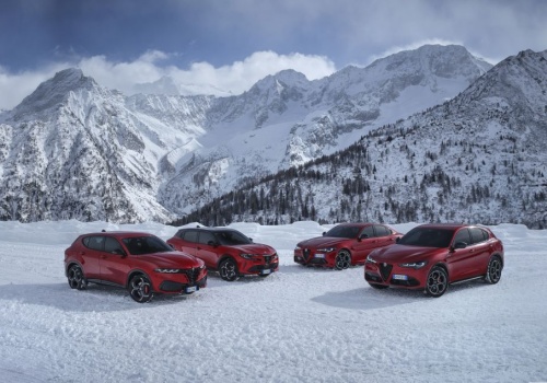 Alfa Romeo i napęd 4×4: historia technologii, która dziś napędza całą gamę