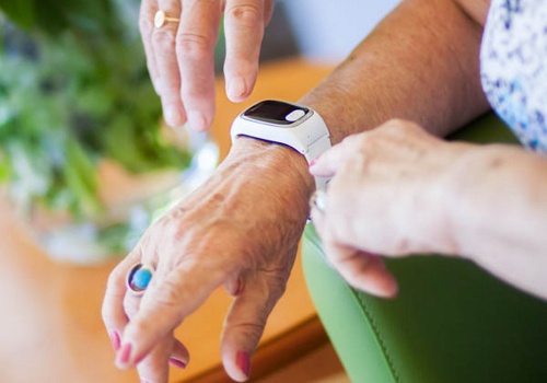 Lublin rozszerza program teleopieki. 400 seniorów otrzyma nowe opaski bezpieczeństwa SOS