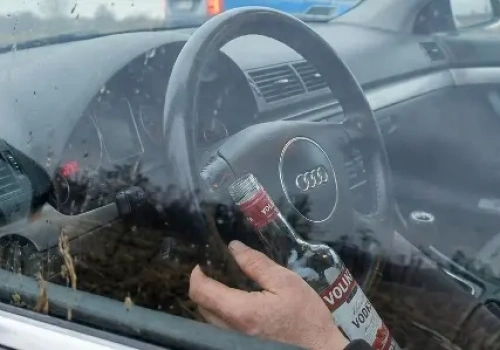 ​Z butelką w ręku wjechał do rowu. Miał ponad 2,5 promila