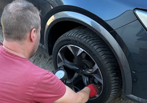 Przy wysokich cenach paliw szuka oszczędności. Zaczął od opon