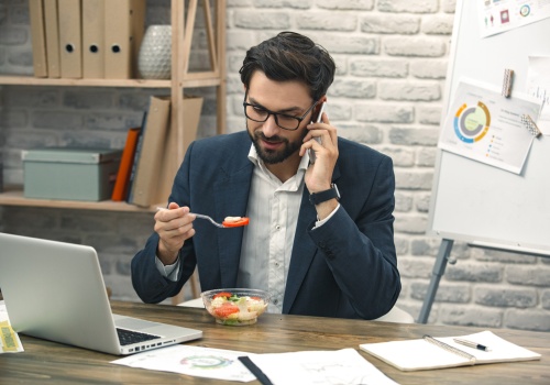 Przerwa tylko z nazwy? 40 proc. Polaków pracuje podczas lunchu