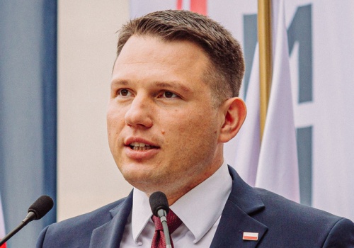 Mentzen ostro o rządzie i SAFE. „Oni to wdrożą nielegalnie pomimo weta”