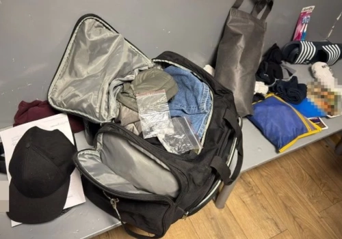 Partnerki zatrzymanego przyniosły na komendę rzeczy dla swojego ukochanego - w tym narkotyki