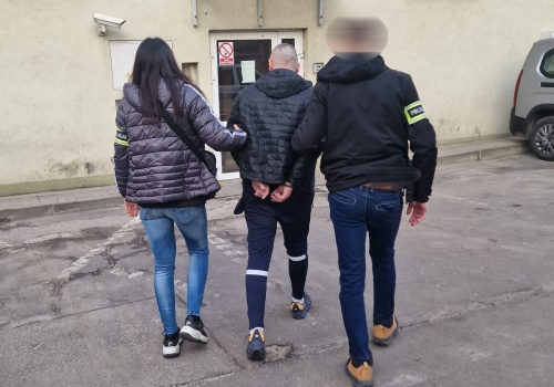 Po 14 latach ukrywania się został zatrzymany przez policję. Podawał się za swojego brata