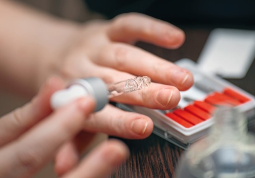 Kobiety rezygnują z hybryd, a nawet z lakieru na paznokciach. Salony śmieją się z byłych klientek